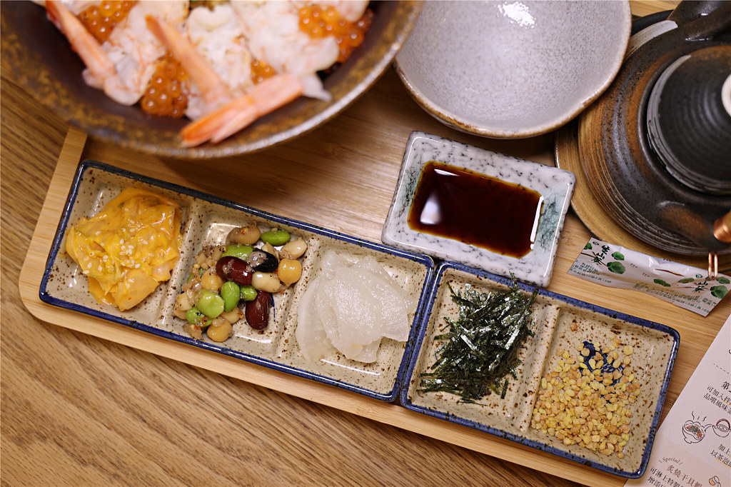 釜飯套餐的配菜與三吃佐料