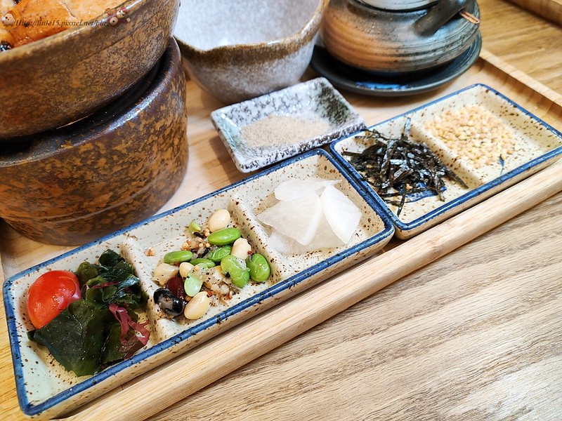 釜飯三吃海苔蔥花醃菜與拌飯配料