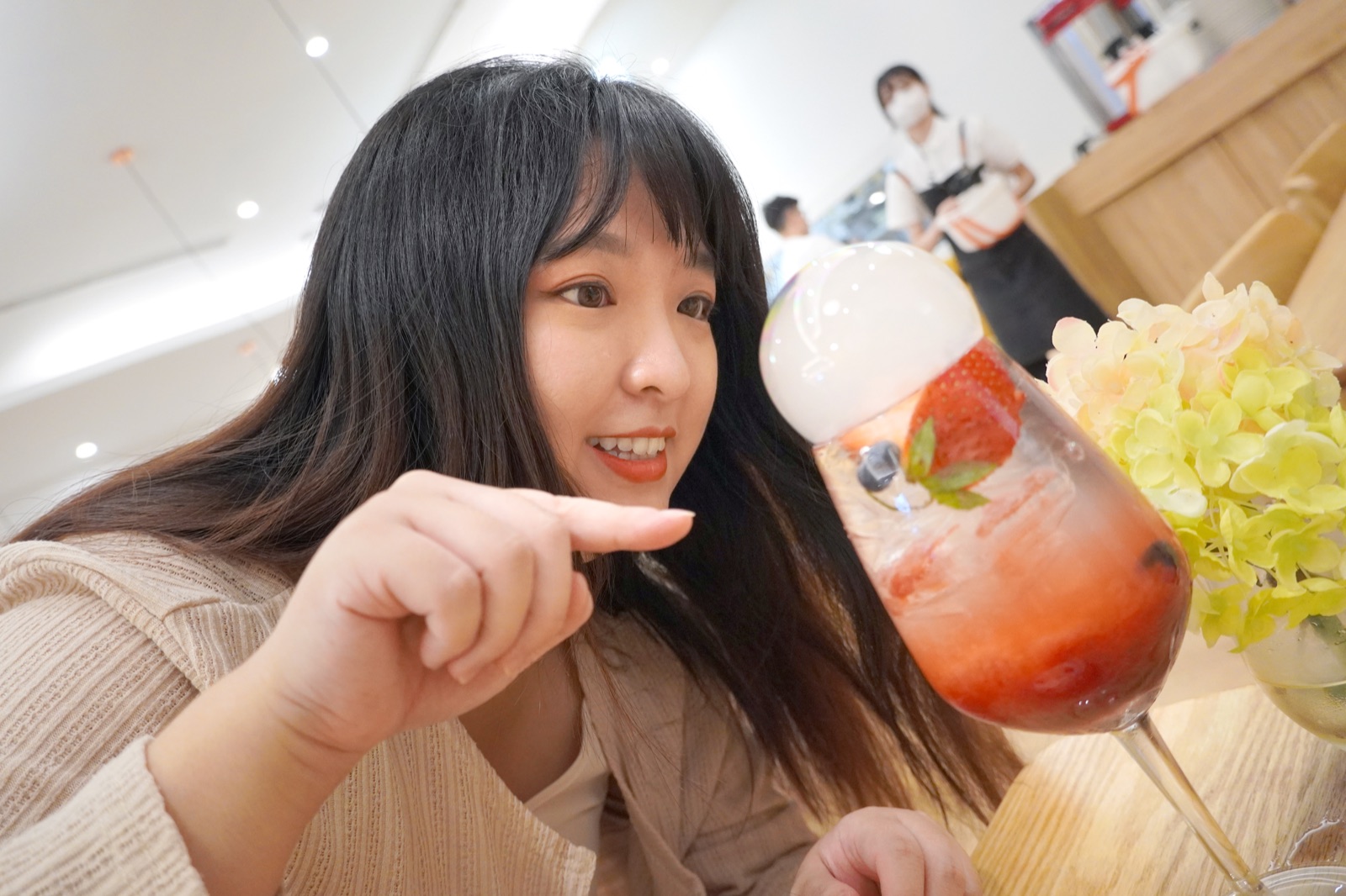 宸語 KELLY 與完成泡泡桌邊秀的招牌莓果氣泡飲合影