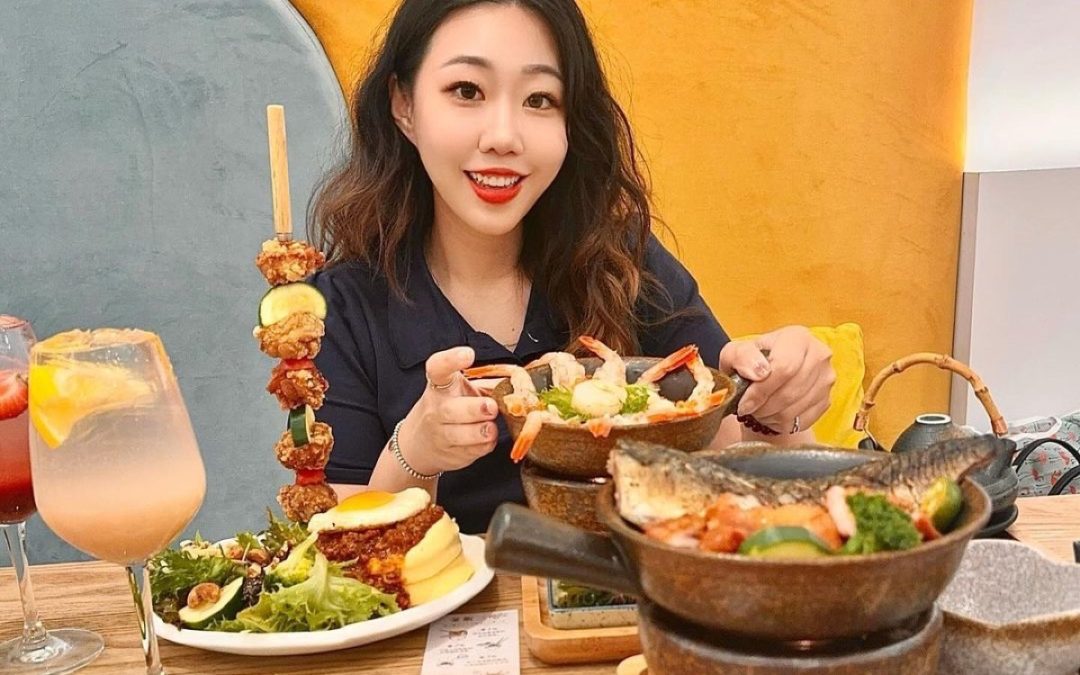 郭千瑜與兩款釜飯、炸雞舒芙蕾及氣泡飲合影