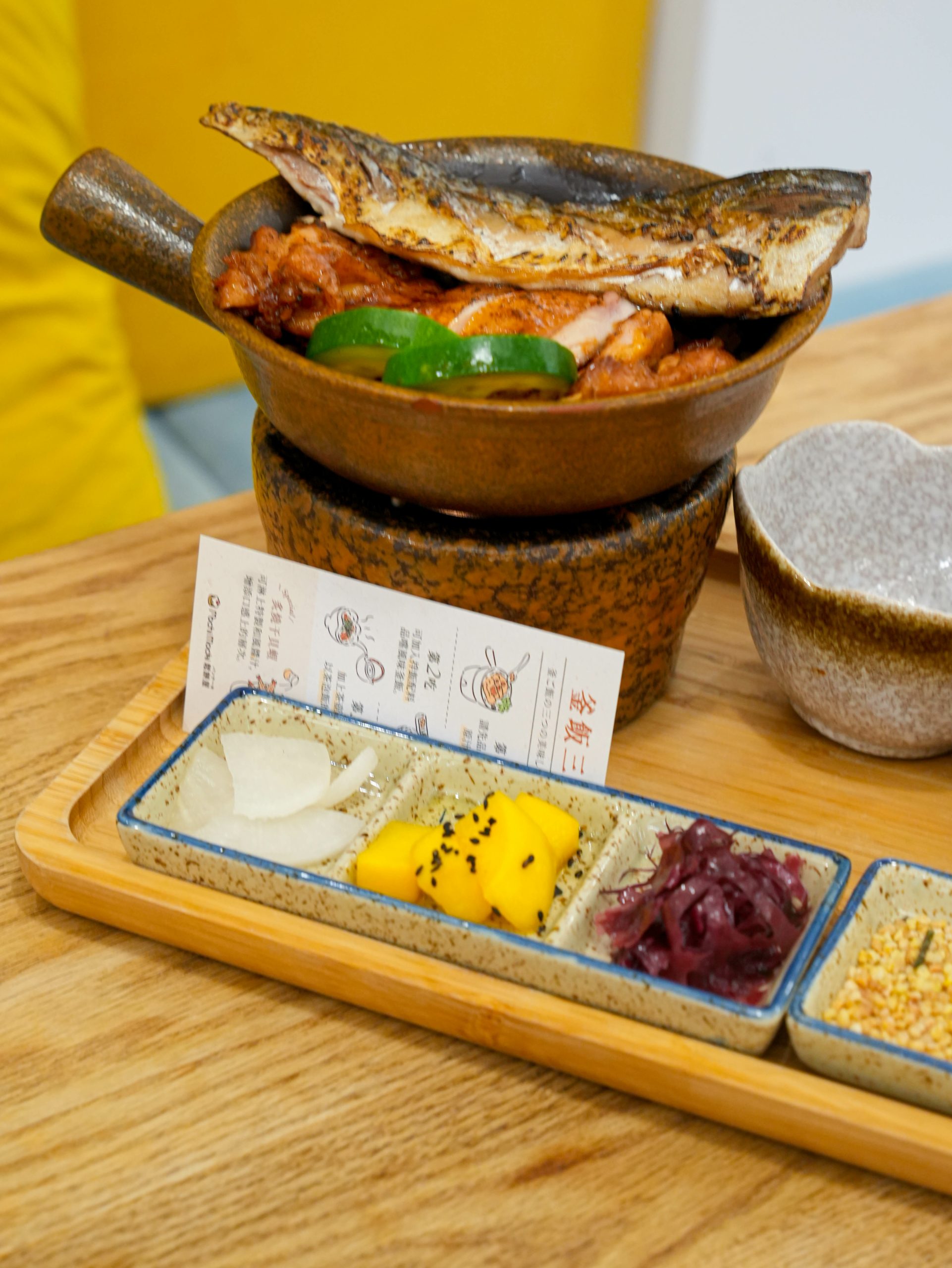 烤鯖魚與烤雞鋪滿豪華雙拼釜飯