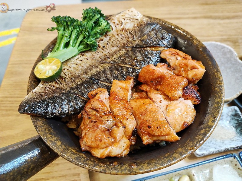 烤鯖魚烤雞與花椰菜雙拼釜飯近景
