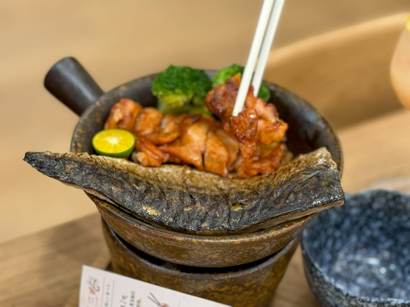 烤雞與鯖魚鋪滿豪華雙拼釜飯近景