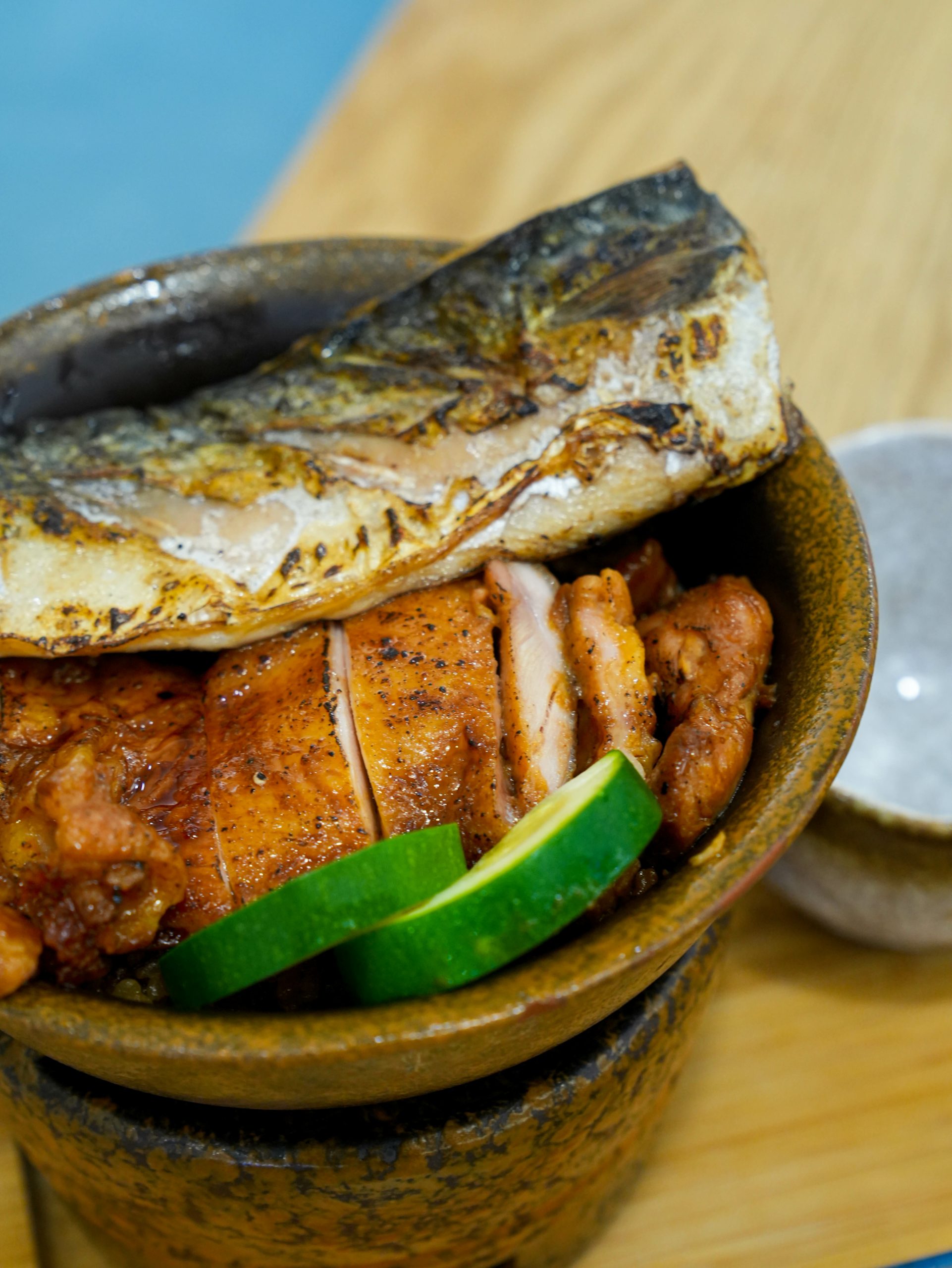 鯖魚烤雞與蔬菜雙拼釜飯近景