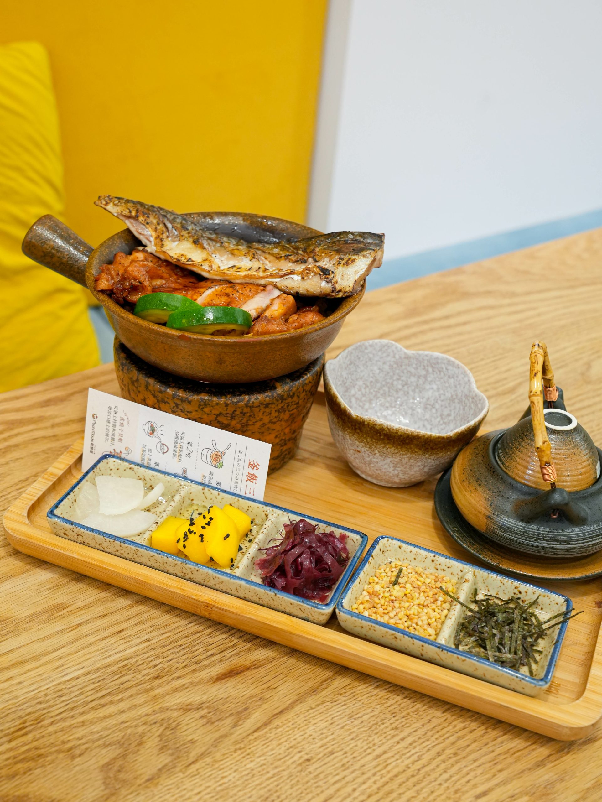鯖魚烤雞豪華雙拼釜飯與三吃配料