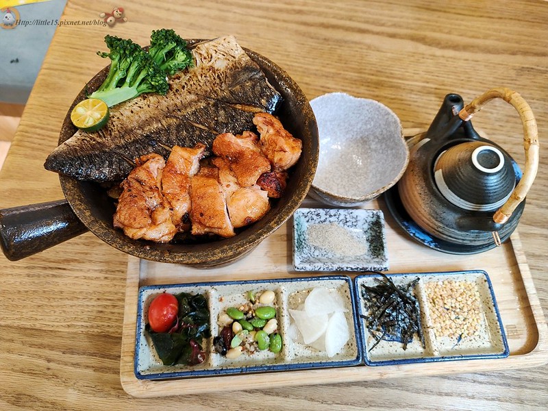 鯖魚烤雞豪華雙拼釜飯與三吃配料完整餐盤