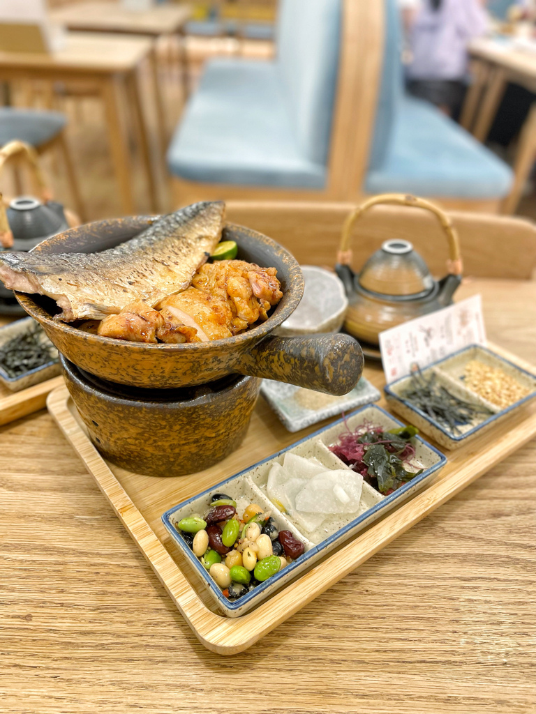 烤鯖魚烤雞雙拼釜飯與三吃配料完整餐盤
