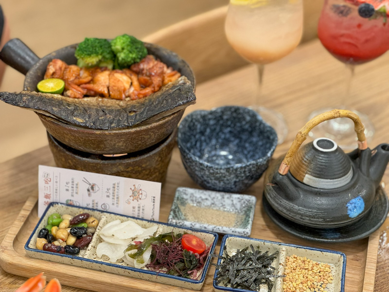 鯖魚烤雞豪華雙拼釜飯與雞湯三吃配料