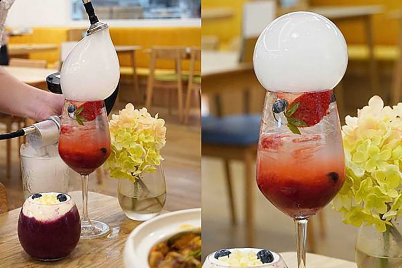莓果氣泡飲上方吹出白色泡泡的桌邊服務
