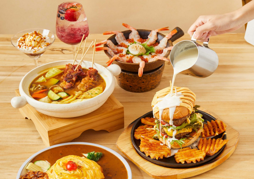 店員在釜飯鍋物與漢堡餐桌進行起司瀑布桌邊秀