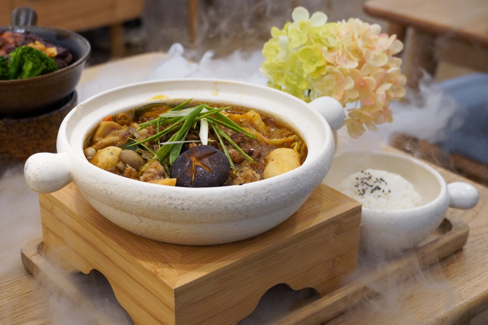辛香麻辣擔擔鍋上桌時的乾冰煙霧與白飯