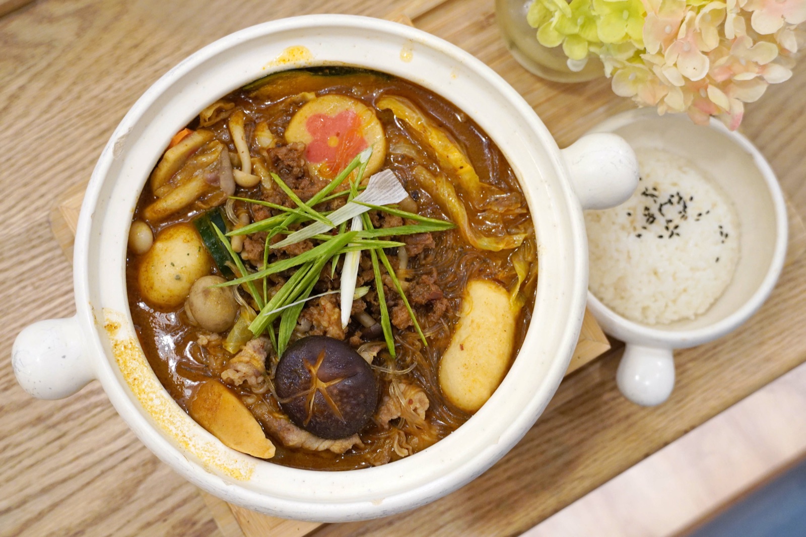 俯視辛香麻辣擔擔鍋的挽肉、冬粉、菇類與蔬菜