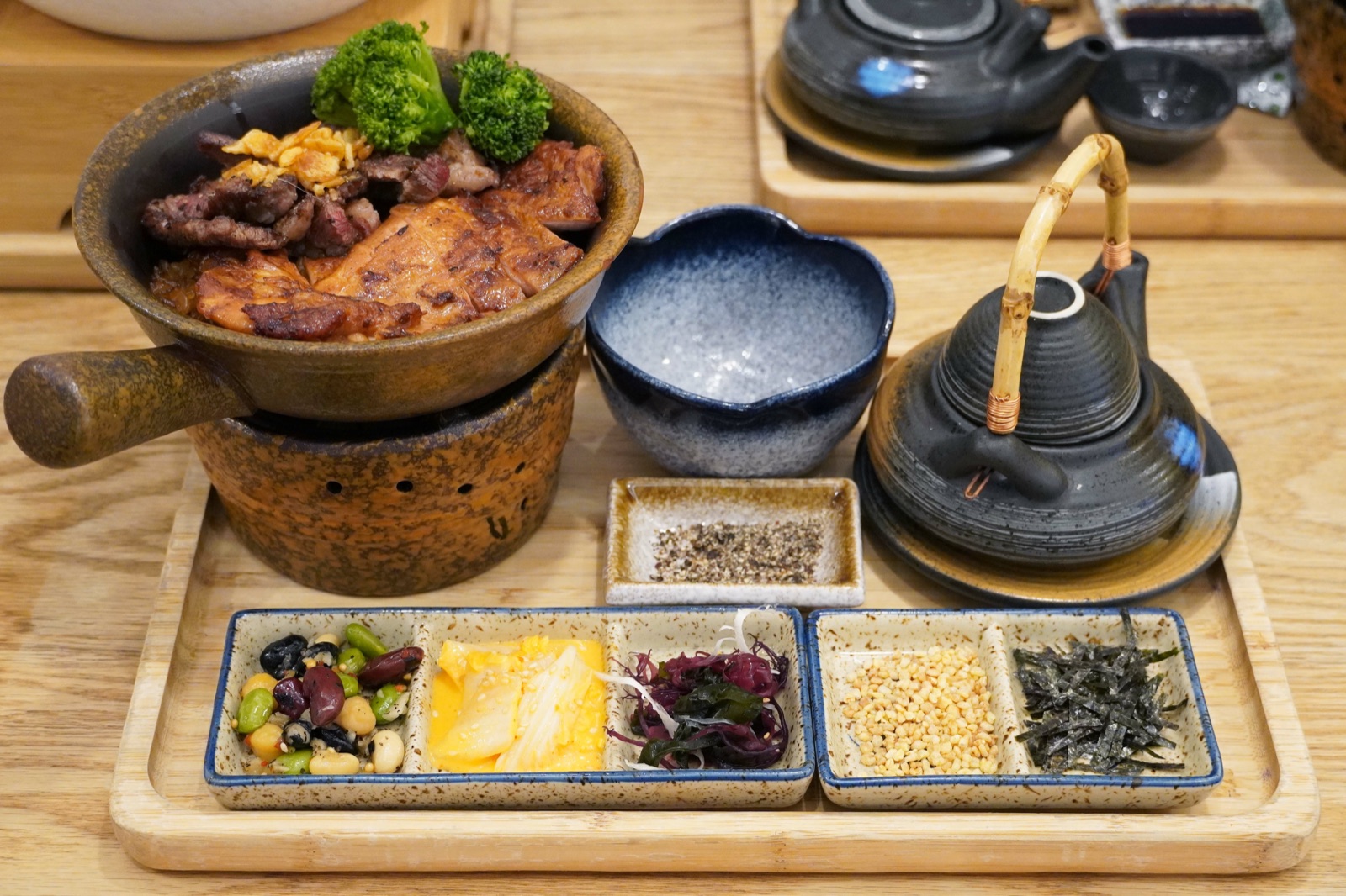 牛小排與烤雞豪華雙拼釜飯搭配雞高湯與配菜