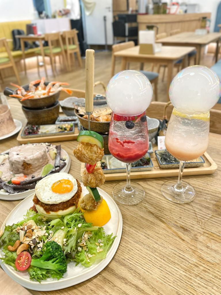 兩款釜飯炸雞舒芙蕾甜點與三杯氣泡飲完整餐桌