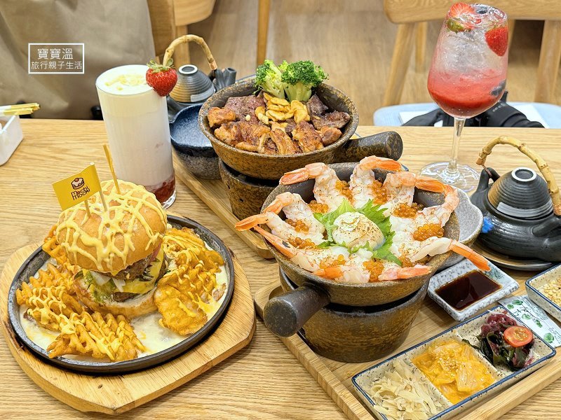 兩款釜飯起司漢堡與莓果飲品餐桌俯視圖