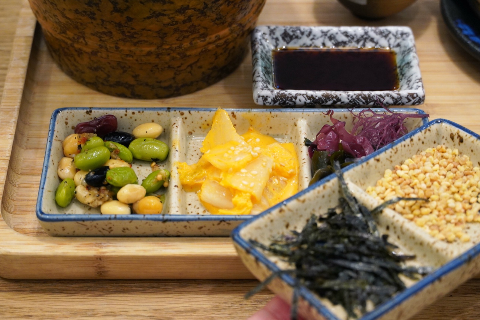 釜飯套餐的醬料、毛豆、玉子燒、漬物、海苔與芝麻