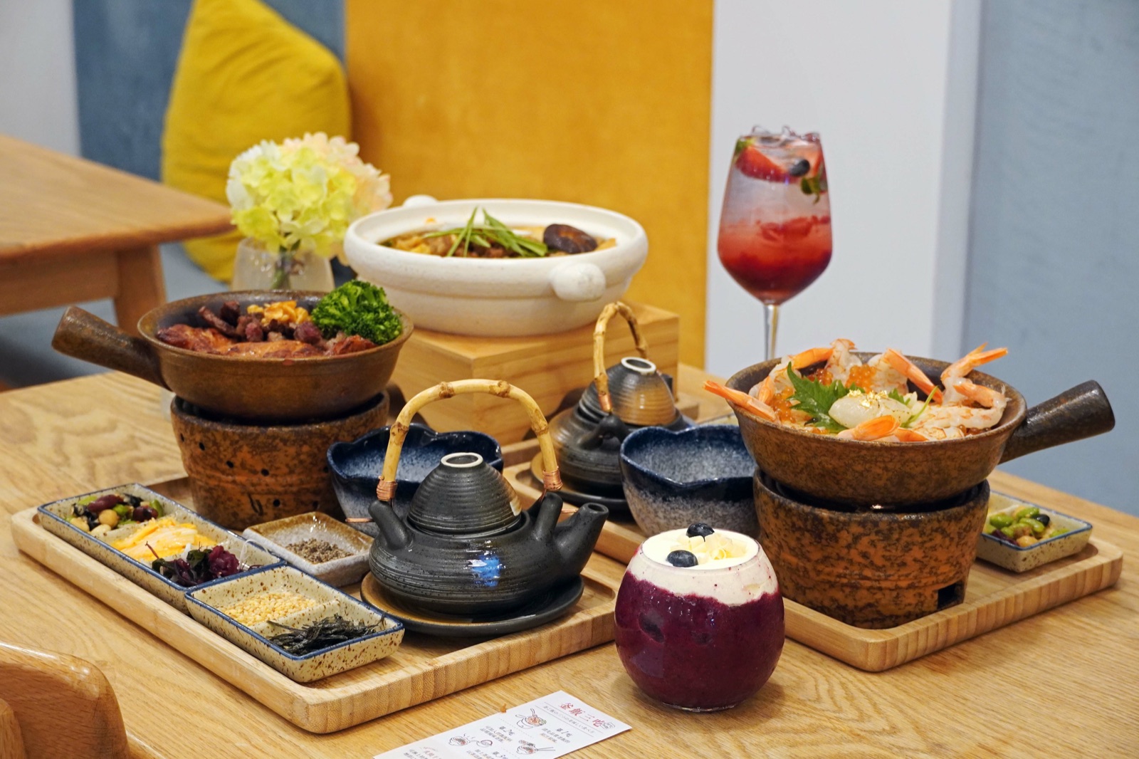 干貝鮮蝦釜飯、豪華雙拼釜飯、辛香麻辣擔擔鍋與兩款莓果飲完整餐桌