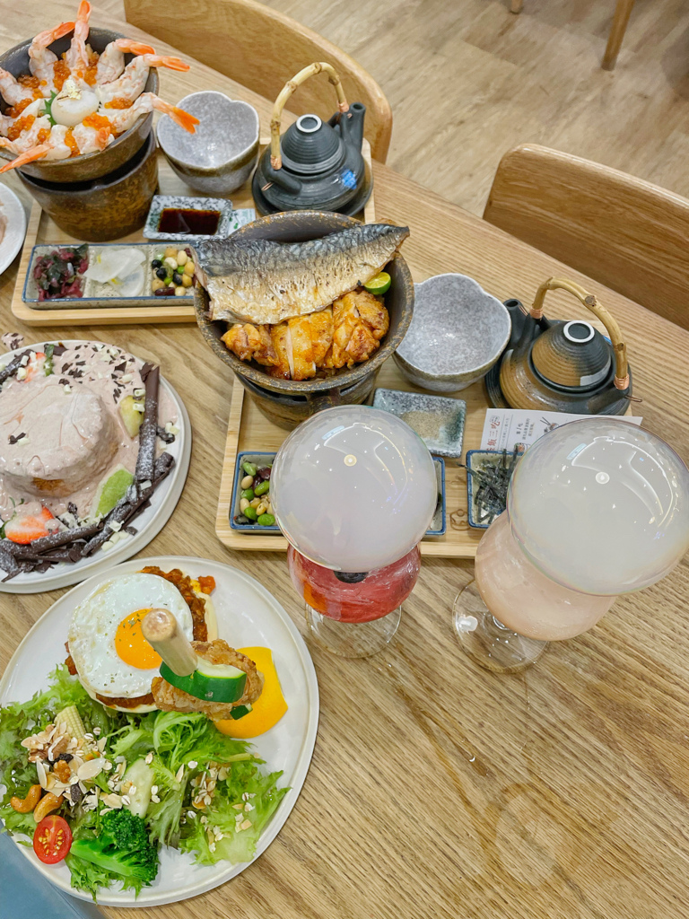 炸雞舒芙蕾兩款釜飯甜點與氣泡飲俯拍全桌