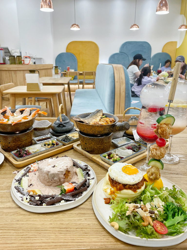炸雞舒芙蕾兩款釜飯甜點與泡泡飲直式餐桌照