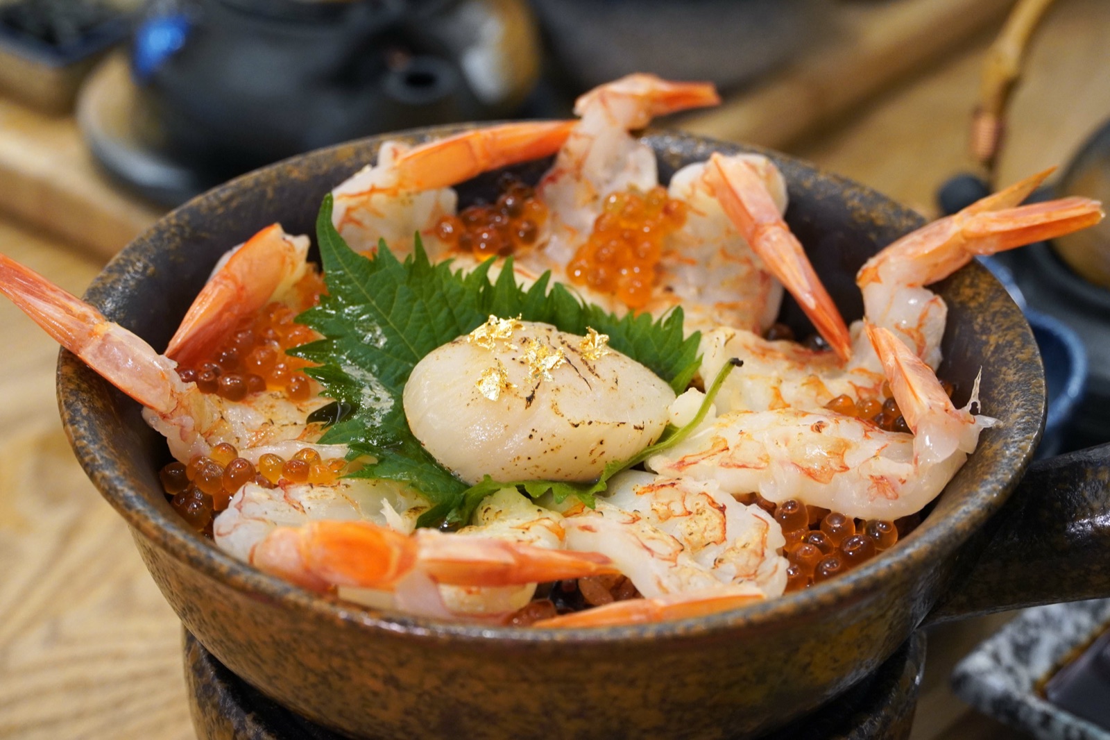 鋪滿天使紅蝦、生食級干貝與鮭魚卵的雙拼釜飯
