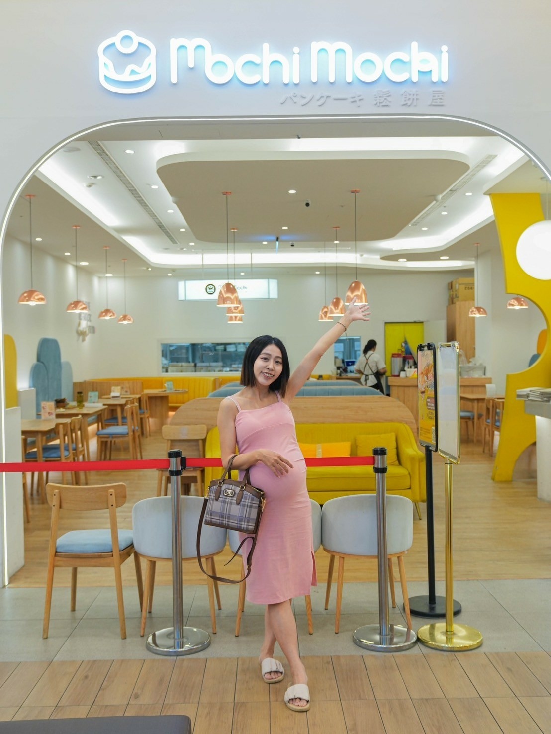 作者在 Mochi Mochi 台南三井店拱門入口前合影