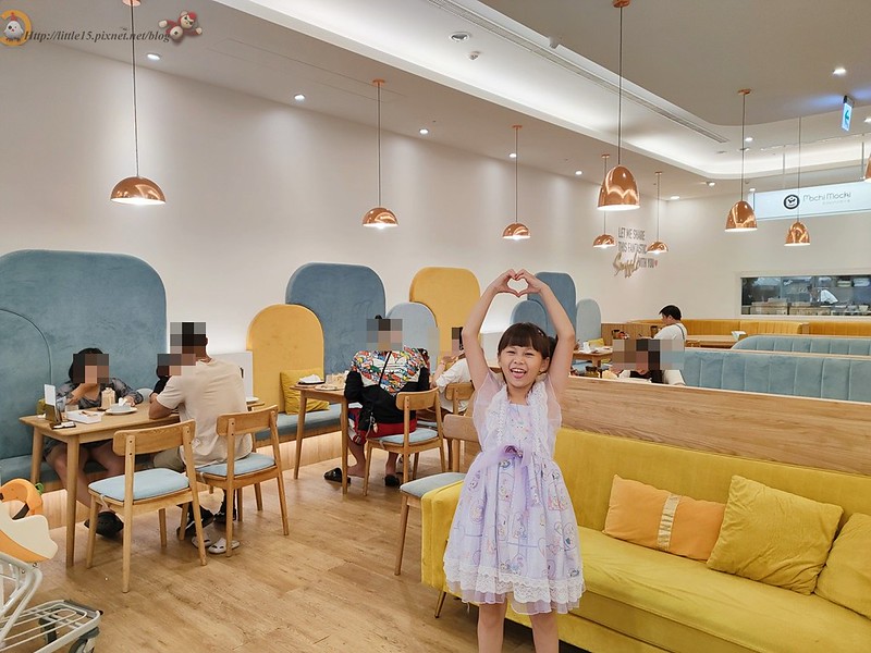 小朋友在台南三井店藍黃座椅用餐區合影