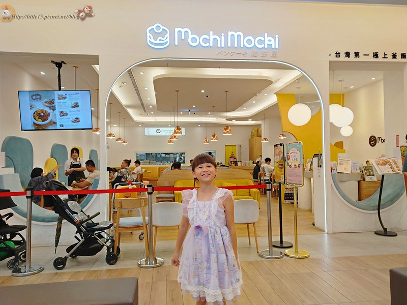 小朋友在 Mochi Mochi 台南三井店拱門入口前合影