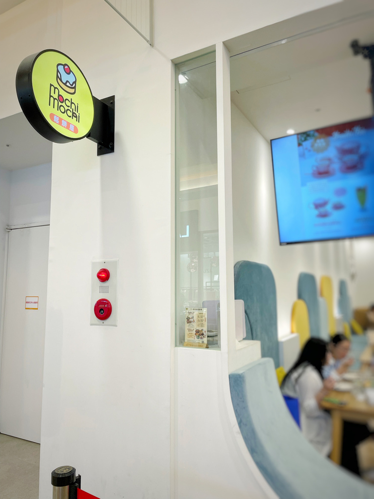 台南三井店入口 Fresh Food 圓形招牌與室內座位