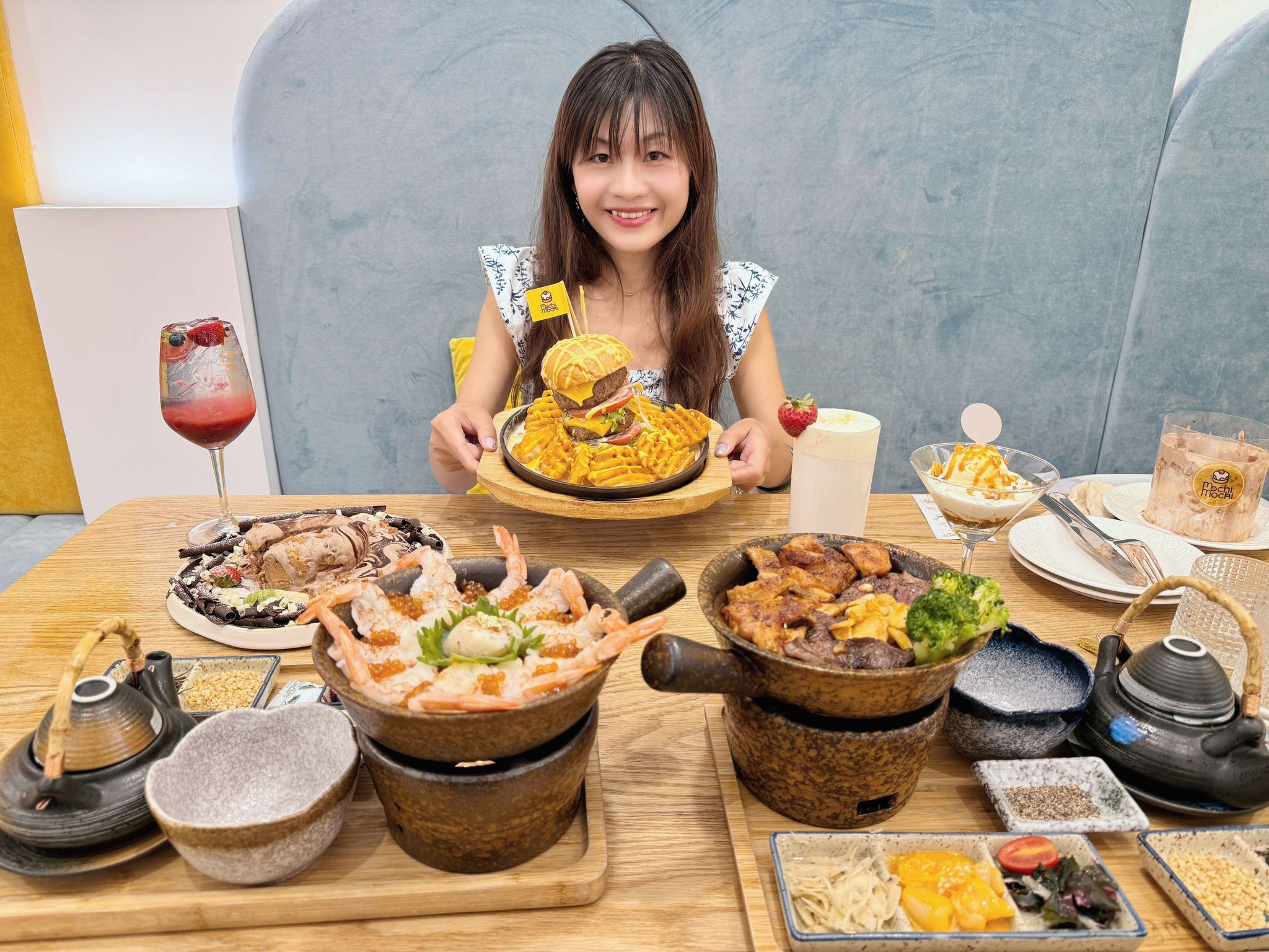 用餐者與釜飯瀑布漢堡舒芙蕾飲品滿桌餐點