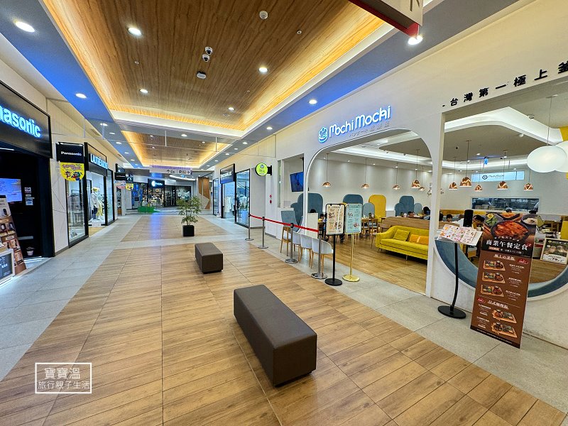 商場走道旁的 Mochi Mochi 台南三井店