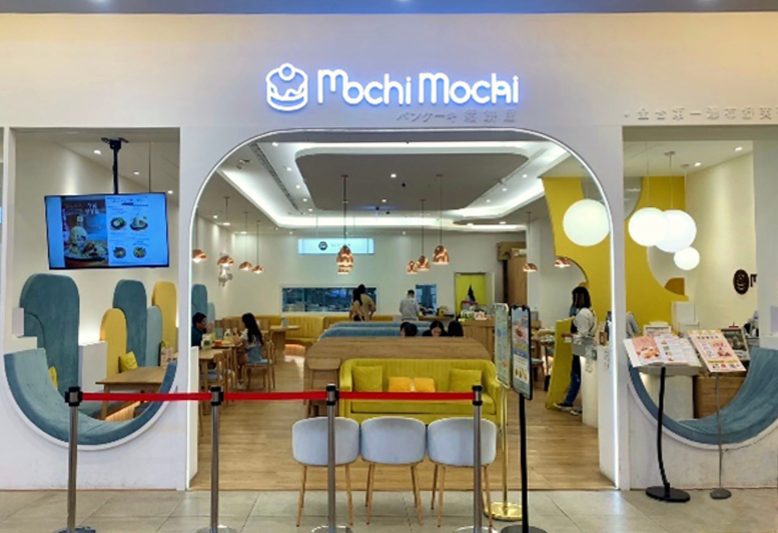 Mochi Mochi 台南三井店白色拱門入口與藍黃座椅