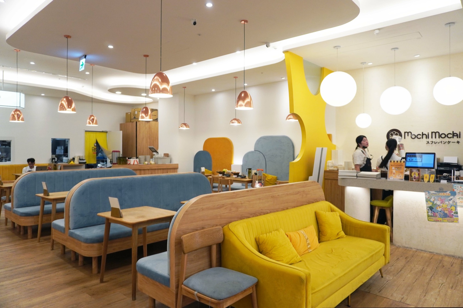 Mochi Mochi 台南三井店黃色沙發與藍色座椅用餐空間