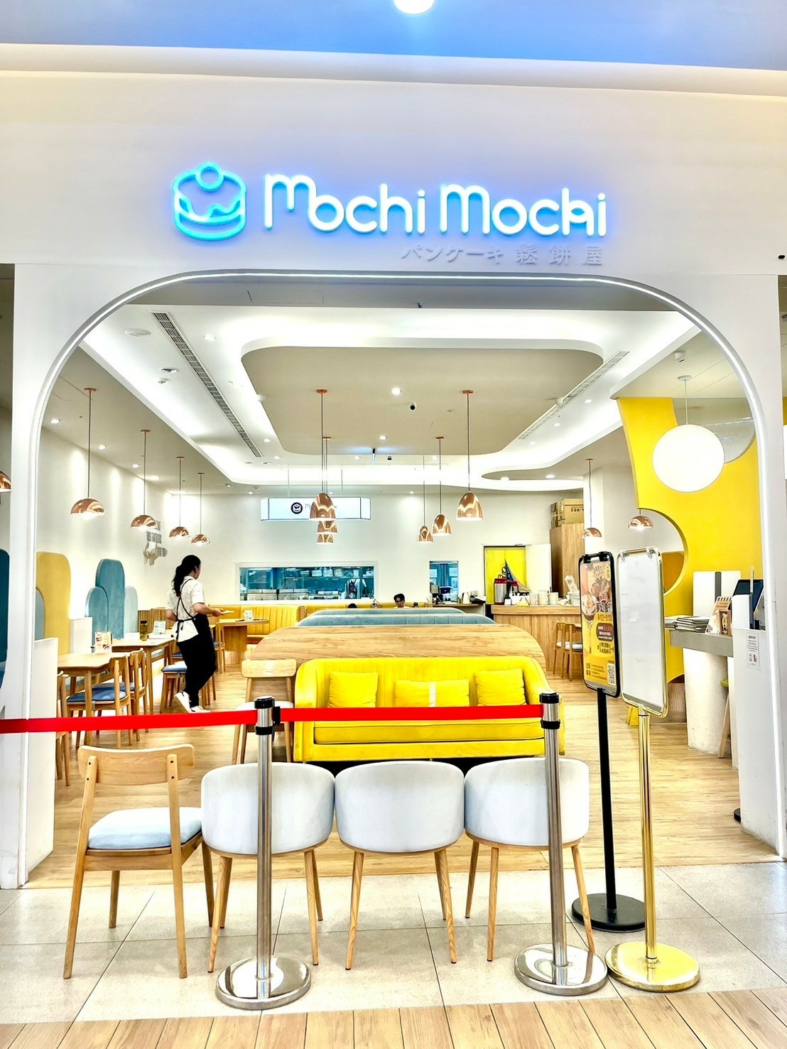 Mochi Mochi 台南三井店白色拱門與黃藍櫃台