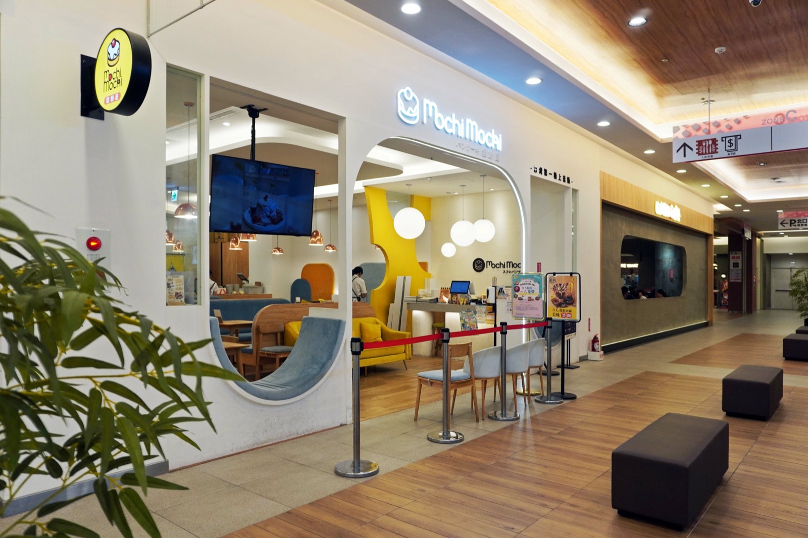 Mochi Mochi 鬆餅屋台南三井 Outlet 店白色門面與候位區