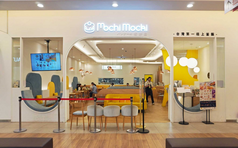 Mochi Mochi 台南三井店白色拱門入口與用餐區