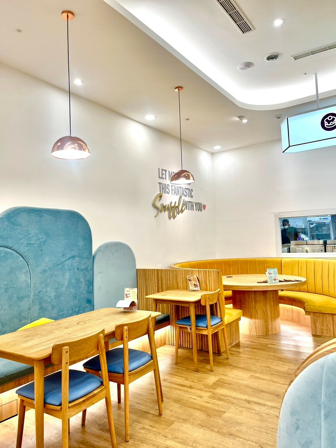 Mochi Mochi 台南三井店弧形沙發座位全景