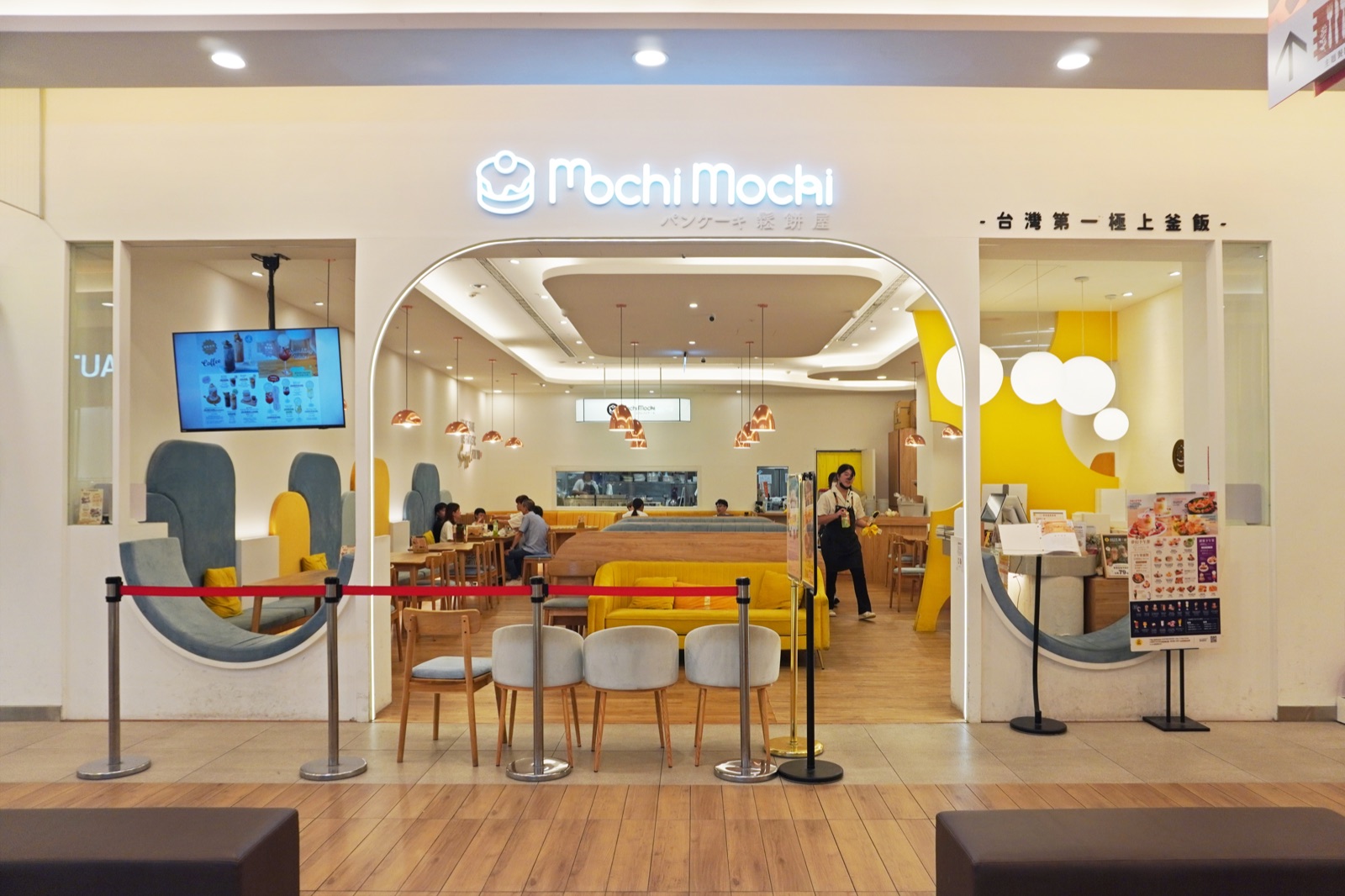 Mochi Mochi 台南三井 Outlet 店入口、櫃台與黃色座椅