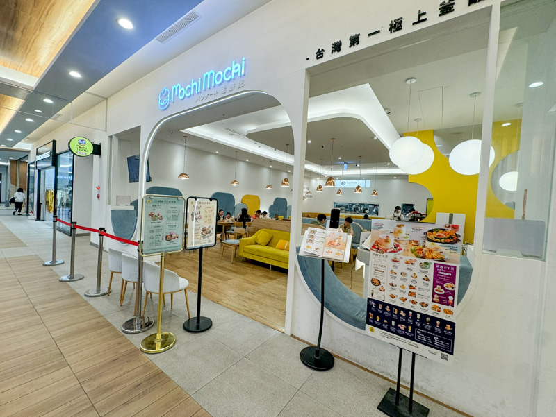 Mochi Mochi 台南三井店白色拱門入口與候位區