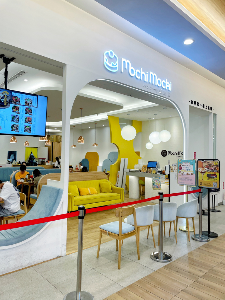 Mochi Mochi 台南三井店白色拱門入口與黃色座椅
