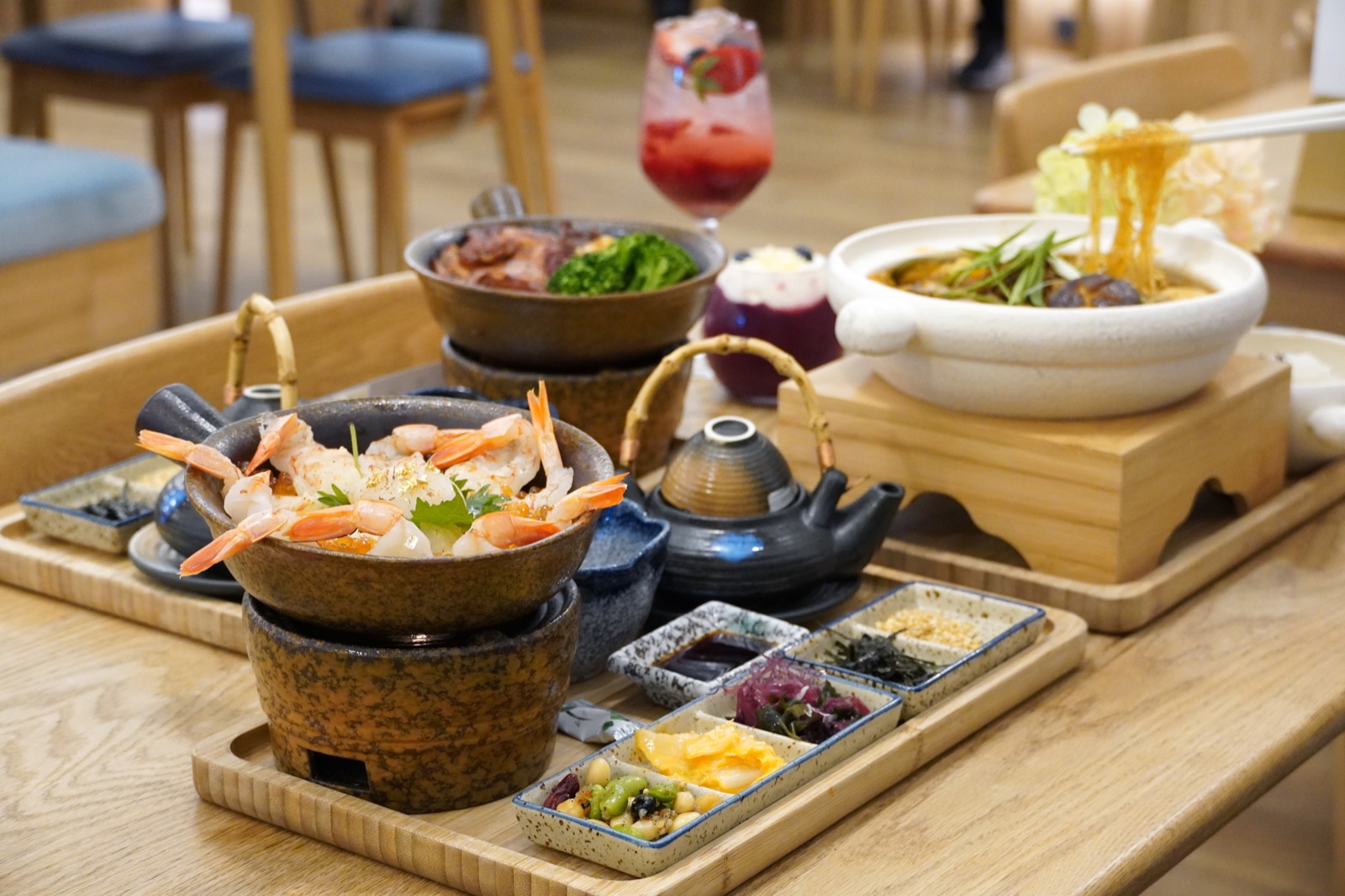 Mochi Mochi 台南三井店干貝鮮蝦釜飯、豪華雙拼釜飯、擔擔鍋與莓果飲
