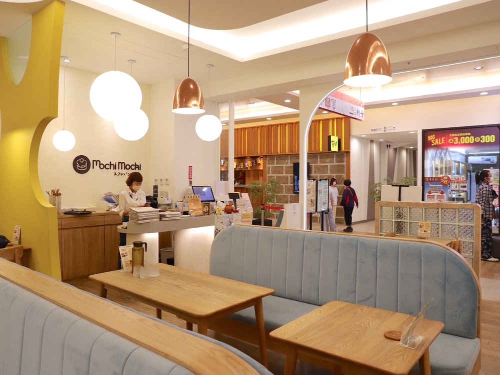 Mochi Mochi 鬆餅屋台南三井店藍色沙發座位區