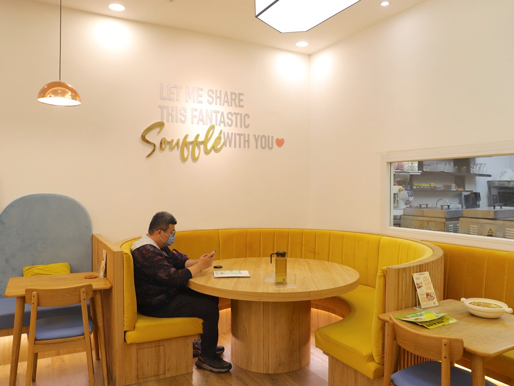 Mochi Mochi 鬆餅屋圓桌與黃色卡座