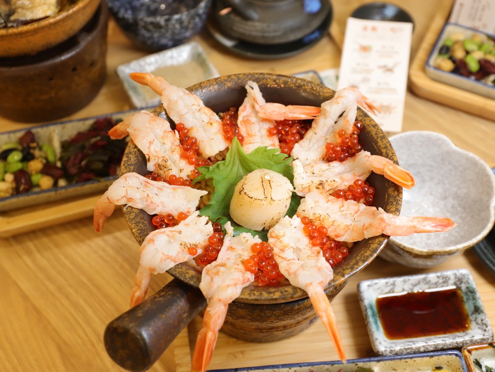 鋪滿蟹腳與鮭魚卵的海鮮釜飯