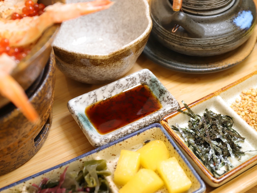 釜飯搭配的醬汁、海苔與醃漬配菜