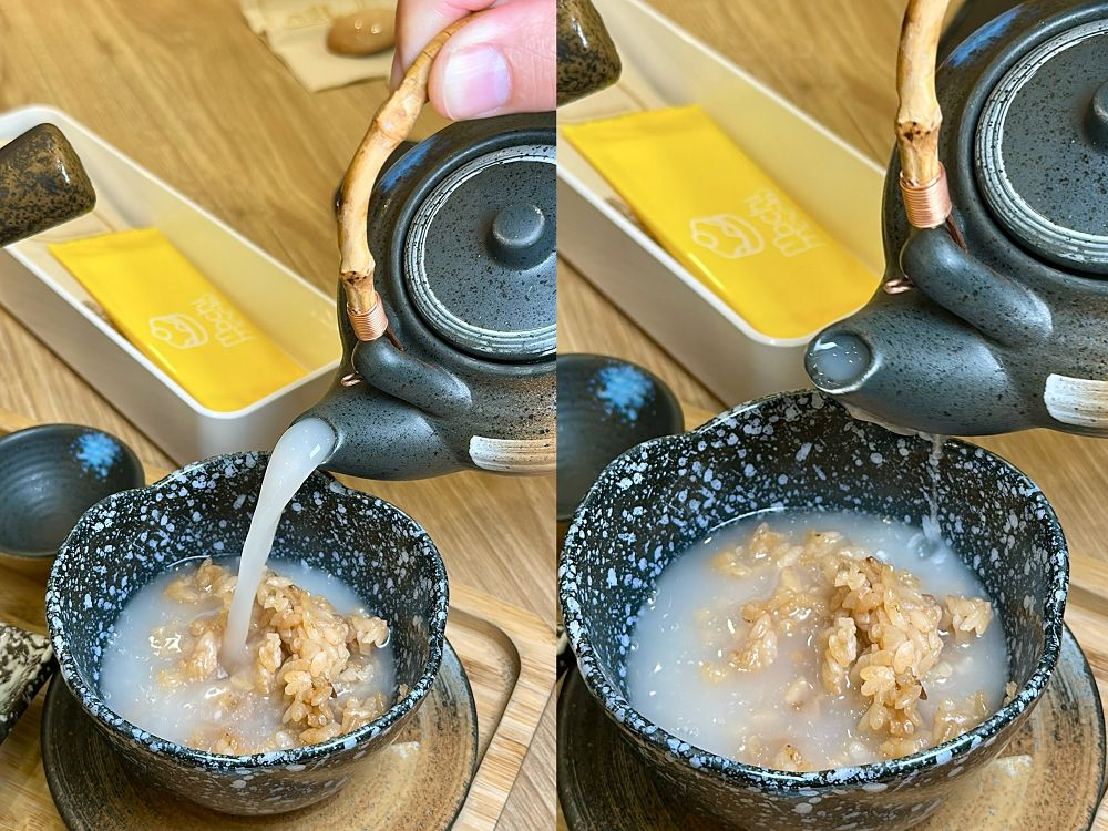 將高湯倒入飯碗製作釜飯茶泡飯