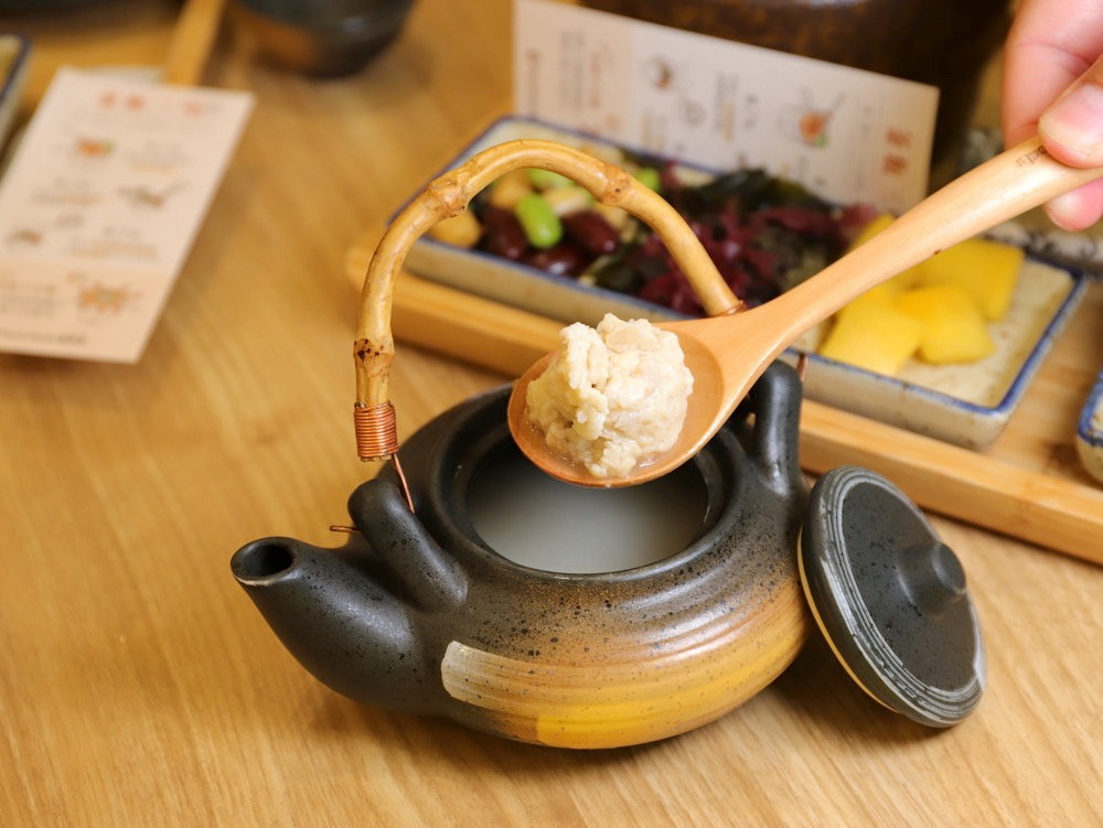 把釜飯放入茶壺搭配高湯享用