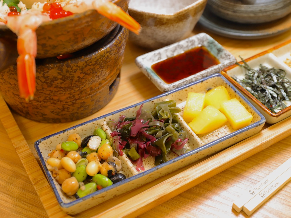 釜飯套餐的豆類沙拉與醃漬配菜