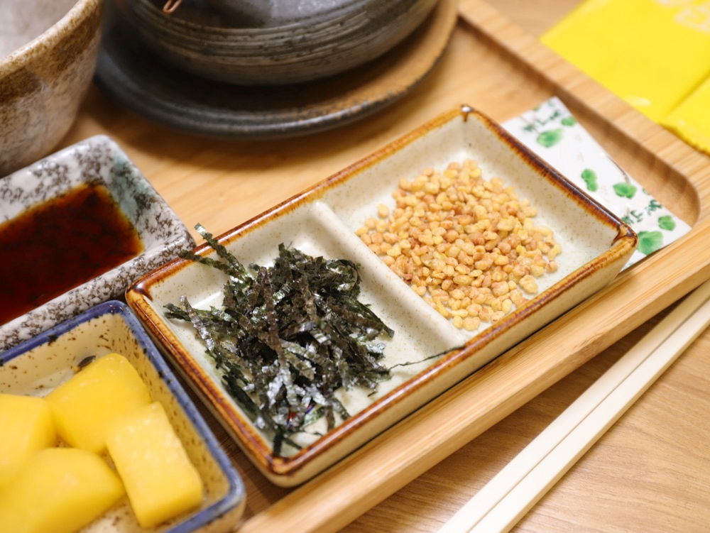 釜飯搭配的海苔、芝麻與醃蘿蔔