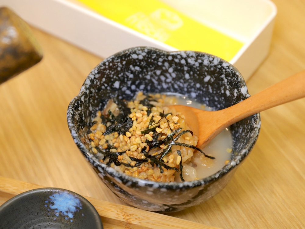 加入高湯與海苔芝麻的茶泡飯