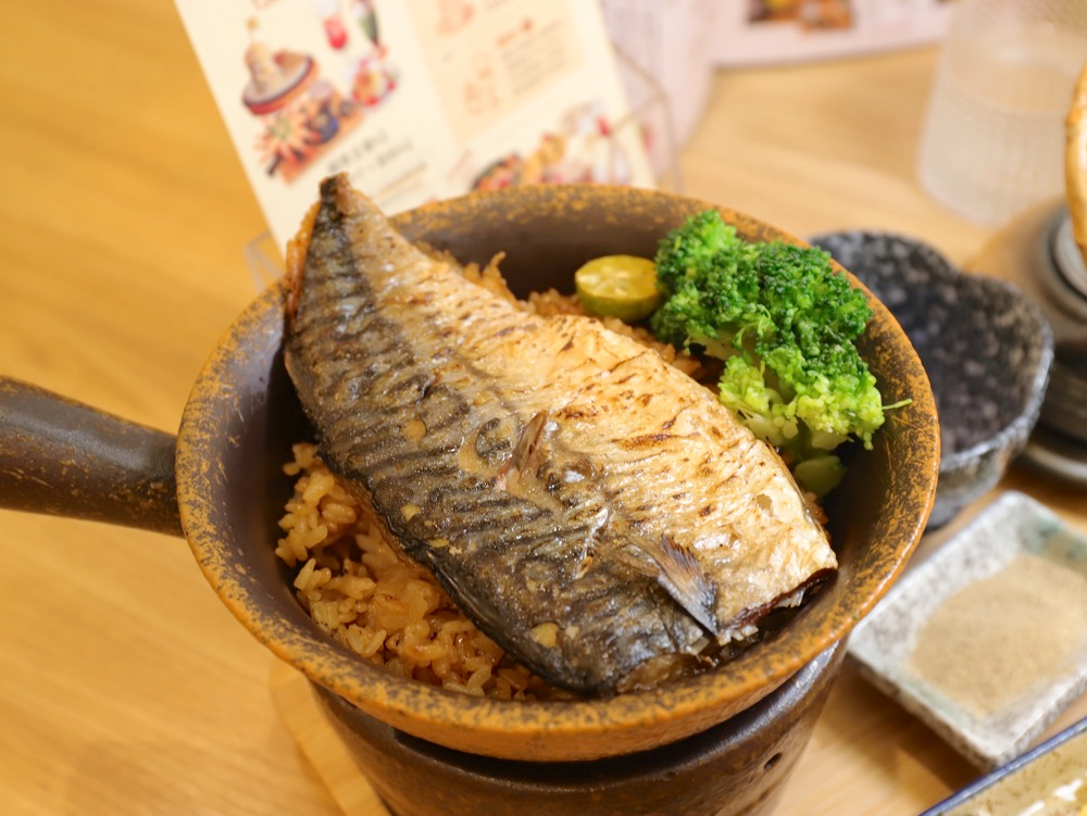 烤魚釜飯與青花菜近照